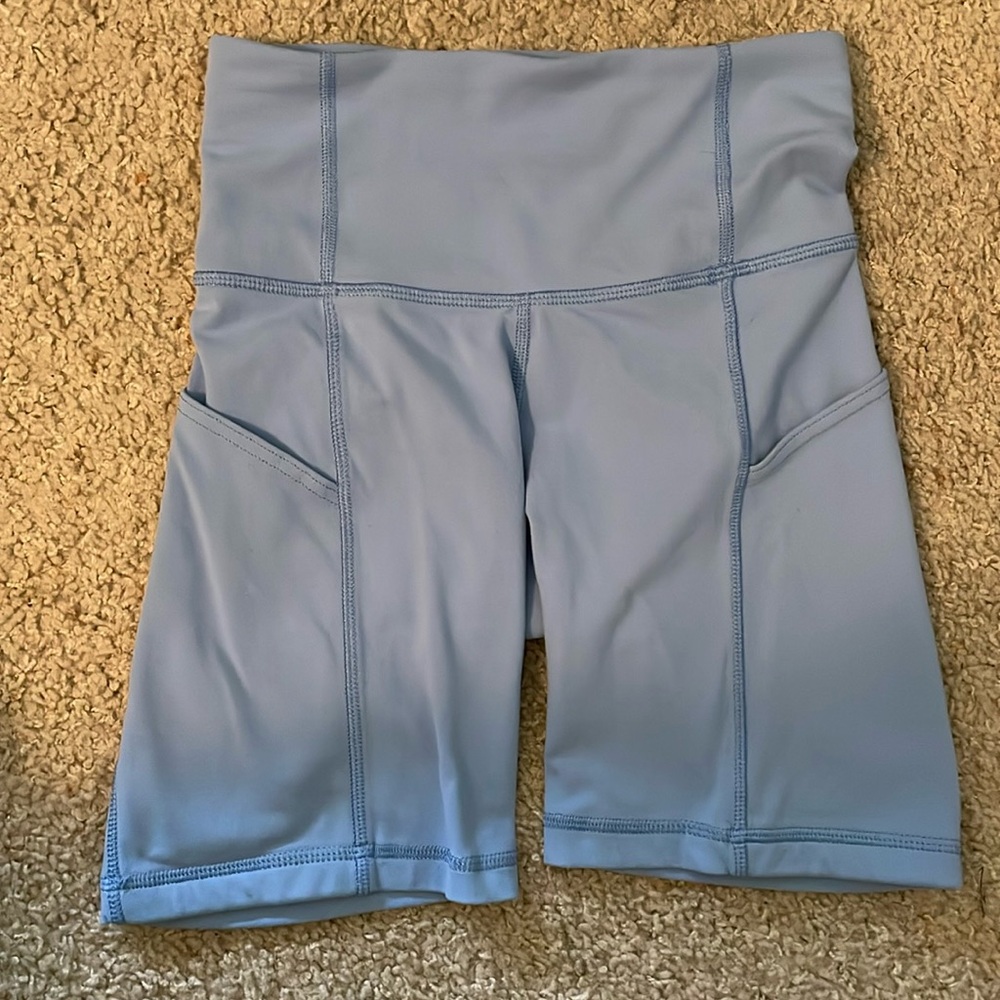Aritzia TnAction XS 7” bike shorts with pockets